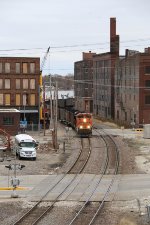 BNSF 8567 leads coal empties through the brick canyon between Main and 4th Streets